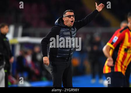 Lecce, Italia. 8 novembre 2024. L'allenatore di Empoli Roberto D'Aversa gesti-reagisce durante la partita di calcio di serie A Enilive tra l'US Lecce e l'Empoli FC allo stadio via del Mare di Lecce, Italia, venerdì 8 novembre 2024. (Immagine di credito: © Giovanni Evangelista/LaPresse) credito: LaPresse/Alamy Live News Foto Stock