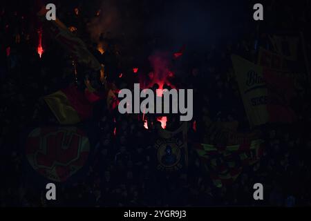 Lecce, Italia. 8 novembre 2024. Tifosi e tifosi del Lecce AMERICANO durante la partita di calcio di serie A Enilive tra US Lecce e Empoli FC allo stadio via del Mare di Lecce, Italia, venerdì 8 novembre 2024. (Immagine di credito: © Giovanni Evangelista/LaPresse) credito: LaPresse/Alamy Live News Foto Stock