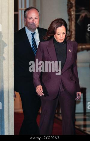 Kamala Harris, vicepresidente degli Stati Uniti, esce al 10 di Downing Street con il marito Douglas Emhoff, Londra, Regno Unito Foto Stock