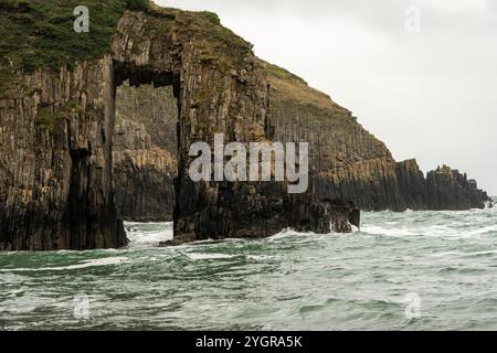 Onde che si infrangono contro impressionanti formazioni rocciose sulla costa dei Paesi baschi, in spagna, creando uno spettacolare paesaggio marino naturale Foto Stock