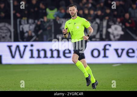 Utrecht, Paesi Bassi. 8 novembre 2024. UTRECHT, PAESI BASSI - 8 NOVEMBRE: L'arbitro Robin Hensgens guarda durante la partita olandese Eredivisie tra FC Utrecht e Heracles Almelo allo Stadion Galgenwaard l'8 novembre 2024 a Utrecht, Paesi Bassi. (Foto di Ben Gal/Orange Pictures) credito: Orange Pics BV/Alamy Live News Foto Stock