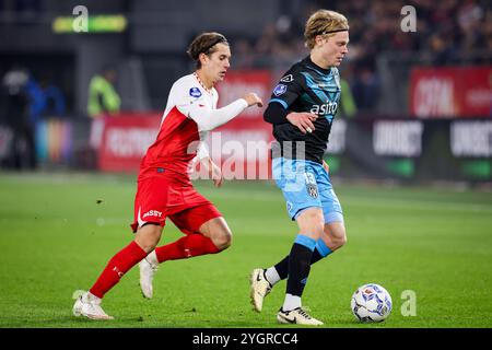 Utrecht, Paesi Bassi. 8 novembre 2024. UTRECHT, PAESI BASSI - 8 NOVEMBRE: Victor Jensen dell'FC Utrecht combatte per il possesso con Jan Zamburek dell'Heracles Almelo durante l'incontro olandese Eredivisie tra FC Utrecht e Heracles Almelo allo Stadion Galgenwaard l'8 novembre 2024 a Utrecht, Paesi Bassi. (Foto di Ben Gal/Orange Pictures) credito: Orange Pics BV/Alamy Live News Foto Stock