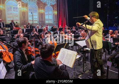 Lipsia - 29. Leipziger Opernball auf dem Augustusplatz 08.11.2024 Leipzig, Augustusplatz Oper Leipzig Im foto: Gewandhausorchester Leipzig AM 8. Novembre 2024 findet in der Oper Leipzig der 29. Leipziger Opernball statt. Dazu sind erneut Dutzende nationale und internationale Stars eingeladen. Leipzig Oper Leipzig Sachsen Deutschland *** Leipzig 29 Leipzig Opera Ball on Augustusplatz 08 11 2024 Leipzig, Augustusplatz Opera Leipzig nella foto Gewandhausorchester Leipzig l'8 novembre 2024, il Leipzig Opera Ball 29 si svolgerà ancora una volta presso l'Opera di Lipsia, decine di nazionali e inter Foto Stock