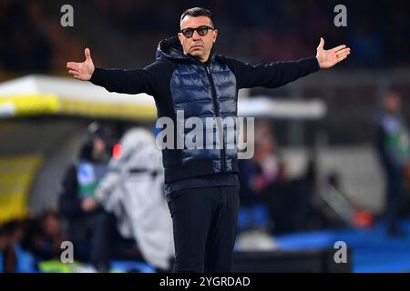 Lecce, Italia. 8 novembre 2024. L'allenatore di Empoli Roberto D'Aversa gesti-reagisce durante la partita di calcio di serie A Enilive tra l'US Lecce e l'Empoli FC allo stadio via del Mare di Lecce, Italia, venerdì 8 novembre 2024. (Immagine di credito: © Giovanni Evangelista/LaPresse) credito: LaPresse/Alamy Live News Foto Stock