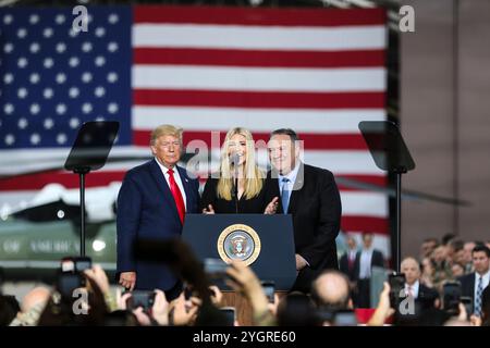 Pyeongtaek, Corea del Sud. 30 giugno 2019. Ivanka Trump, centro, saluta i membri del servizio come U. Il presidente Donald J. Trump, a sinistra, e il segretario di Stato Mike Pompeo, a destra, guardano durante una visita alla base aerea di Osan, 30 giugno 2019, Pyeongtaek, provincia di Gyeonggi, Corea del Sud. Credito: SSgt. Cody Harding/US Army Photo/Alamy Live News Foto Stock