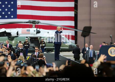 Pyeongtaek, Corea del Sud. 30 giugno 2019. U. Il presidente Donald J. Trump si reca ai membri del servizio durante una visita alla base aerea di Osan, 30 giugno 2019, Pyeongtaek, provincia di Gyeonggi, Corea del Sud. Credito: SSgt. Cody Harding/US Army Photo/Alamy Live News Foto Stock