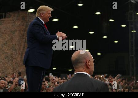 Pyeongtaek, Corea del Sud. 30 giugno 2019. U. Il presidente Donald J. Trump si reca ai membri del servizio durante una visita alla base aerea di Osan, 30 giugno 2019, Pyeongtaek, provincia di Gyeonggi, Corea del Sud. Crediti: Pvt. Alaura Lucas/US Army Photo/Alamy Live News Foto Stock