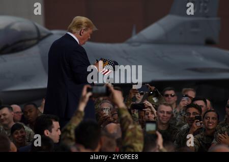 Pyeongtaek, Corea del Sud. 30 giugno 2019. U. Il presidente Donald J. Trump firma un cappello prima di rilasciare osservazioni ai membri del servizio durante una visita alla base aerea di Osan, 30 giugno 2019, Pyeongtaek, provincia di Gyeonggi, Corea del Sud. Credito: SSgt. Sergio Gamboa/US Army Photo/Alamy Live News Foto Stock