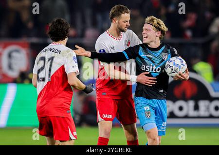 Utrecht, Paesi Bassi. 8 novembre 2024. UTRECHT, PAESI BASSI - 8 NOVEMBRE: Jan Zamburek dell'Heracles Almelo è in discussione con David min dell'FC Utrecht durante la partita olandese Eredivisie tra FC Utrecht e Heracles Almelo allo Stadion Galgenwaard l'8 novembre 2024 a Utrecht, Paesi Bassi. (Foto di Ben Gal/Orange Pictures) credito: Orange Pics BV/Alamy Live News Foto Stock