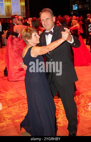 Lipsia - 29. Leipziger Opernball auf dem Augustusplatz 08.11.2024 Leipzig, Augustusplatz Oper Leipzig Im foto: Dieter Althaus, Ehemaliger Ministerpräsident des Freistaates Thüringen mit Frau Katharina Arand AM 8. Novembre 2024 findet in der Oper Leipzig der 29. Leipziger Opernball statt. Dazu sind erneut Dutzende nationale und internationale Stars eingeladen. Leipzig Oper Leipzig Sachsen Deutschland *** Leipzig 29 Leipzig Opera Ball on Augustusplatz 08 11 2024 Leipzig, Augustusplatz Opera Leipzig nella foto Dieter Althaus, ex primo ministro dello Stato libero di Turingia con la signora Katha Foto Stock