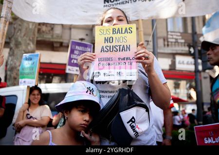 Buenos Aires, Buenos Aires, Argentina. 8 novembre 2024. Dimostrazione contro la polizia di Buenos Aires "trigger-happy" (immagine di credito: © Paula Acunzo/ZUMA Press Wire) SOLO PER USO EDITORIALE! Non per USO commerciale! Foto Stock