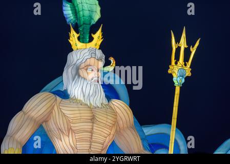 Longleat, Wiltshire, Regno Unito. 8 novembre 2024. Oltre 1000 lanterne cinesi illuminate giganti sono in mostra al Festival annuale della luce di Longleat nel Wiltshire, portando i visitatori in un "viaggio nel tempo" dall'età dei dinosauri e dei gatti a sciabola alle piramidi dell'Egitto, dell'antica Roma, della mitologia greca, delle notti arabe e della Britannia medievale. Il Festival della luce si svolgerà in date selezionate dal 9 novembre 2024 al 5 gennaio 2025. Crediti: Alison Eckett / Alamy Live News Foto Stock