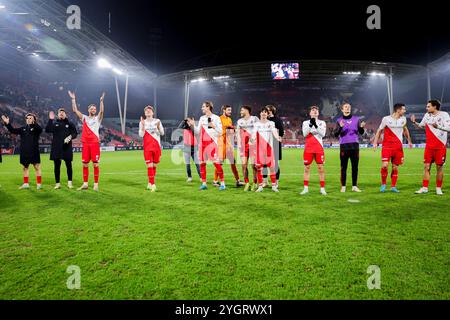 Utrecht, Paesi Bassi. 8 novembre 2024. UTRECHT, PAESI BASSI - 8 NOVEMBRE: I giocatori dell'Utrecht ringraziano i tifosi per il loro sostegno dopo la partita olandese Eredivisie tra FC Utrecht e Heracles Almelo allo Stadion Galgenwaard l'8 novembre 2024 a Utrecht, Paesi Bassi. (Foto di Ben Gal/Orange Pictures) credito: Orange Pics BV/Alamy Live News Foto Stock