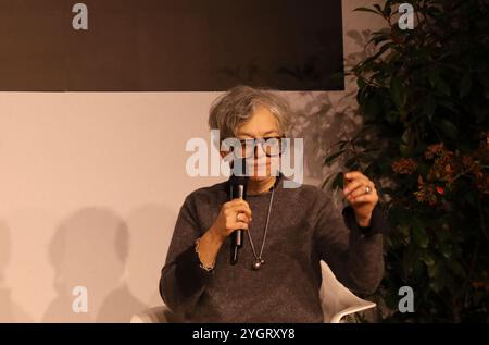 Parigi, Francia. 8 novembre 2024. Gabriela Rangel a “Conversations”, una serie di discussioni tenutasi durante Paris Photo 2024, una fiera internazionale d’arte annuale dedicata alla fotografia presso il Grand Palais, Avenue du Général Eisenhower. Crediti: Doreen Kennedy/Alamy Live News. Foto Stock