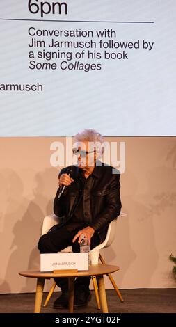 Parigi, Francia. 8 novembre 2024. Il regista e artista multidisciplinare Jim Jarmusch discute il suo libro «Some Collages» a «Conversations», una serie di discussioni tenutasi durante Paris Photo 2024, una mostra annuale internazionale dedicata alla fotografia al Grand Palais, Avenue du Général Eisenhower. Crediti: Doreen Kennedy/Alamy Live News. Foto Stock