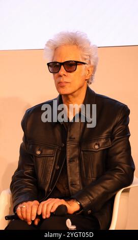 Parigi, Francia. 8 novembre 2024. Il regista e artista multidisciplinare Jim Jarmusch discute il suo libro «Some Collages» a «Conversations», una serie di discussioni tenutasi durante Paris Photo 2024, una mostra annuale internazionale dedicata alla fotografia al Grand Palais, Avenue du Général Eisenhower. Crediti: Doreen Kennedy/Alamy Live News. Foto Stock