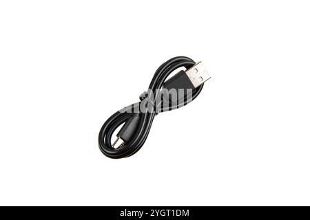 Cavo USB nero con due connettori, avvolto e fissato con un cinturino, isolato su uno sfondo bianco, per mostrare praticità e modernità Foto Stock