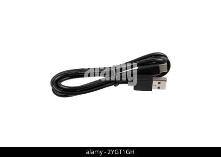 Cavo USB nero con due connettori, avvolto e fissato con un cinturino, isolato su uno sfondo bianco, per mostrare praticità e modernità Foto Stock