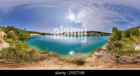 Visualizzazione panoramica a 360 gradi di 360 panorama hdri sulla costa calcarea di un enorme lago o fiume verde vicino a pineta con soffici nuvole in un projec sferico equirettangolare completamente senza cuciture