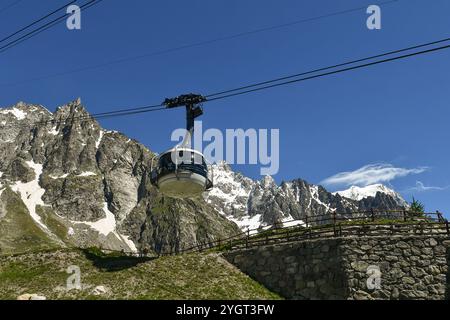 Cabina della funivia Skyway Monte bianco con partenza dal rifugio Pavillon per la vetta di Punta Helbronner nel massiccio del Monte bianco, Courmayeur, Italia Foto Stock