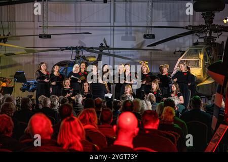 Army Flying Museum, Middle Wallop, Andover, Hampshire, Regno Unito, 8 novembre 2024. L'Army Flying Museum ha ospitato un concerto molto speciale della memoria, con il Middle Wallop & Andover Military Wives Choir che ha eseguito una selezione di canzoni e poesie emozionali per onorare il servizio e il sacrificio della nostra comunità delle forze Armate. Il museo di Army Flying racconta la storia del British Army Flying dai primi tentativi di condurre operazioni, fino all'attuale Army Air Corps. È anche l'unico posto in Europa dove è possibile vedere l'elicottero Apache AH Mk1 in mostra permanente. Accreditamento John Rose/Alamy Live News Foto Stock