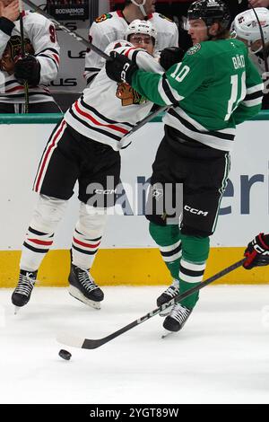 Dallas, Stati Uniti. 7 novembre 2024. Wyatt Kaiser n. 44 dei Chicago Blackhawks colpisce Oskar contro il numero 10 dei Dallas Stars durante la partita NHL all'American Airlines Center. Punteggio finale Dallas Stars 3-1 Chicago Blackhawks. Il 7 novembre 2024 a Dallas, Texas. (Foto di Javier Vicencio/Eyepix Group) credito: Eyepix Group/Alamy Live News Foto Stock