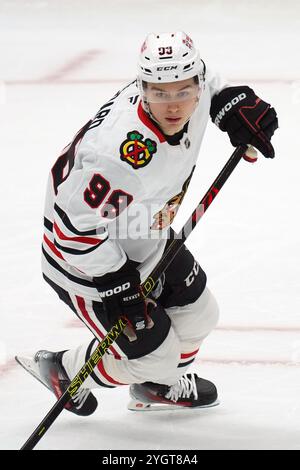 Dallas, Stati Uniti. 7 novembre 2024. Connor Bedard n. 98 dei Chicago Blackhawks pattina sul ghiaccio durante la partita NHL contro i Dallas Stars all'American Airlines Center. Punteggio finale Dallas Stars 3-1 Chicago Blackhawks. Il 7 novembre 2024 a Dallas, Texas. (Foto di Javier Vicencio/Eyepix Group) credito: Eyepix Group/Alamy Live News Foto Stock