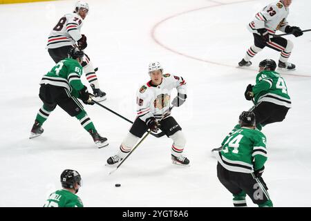 Dallas, Stati Uniti. 7 novembre 2024. Connor Bedard n. 98 dei Chicago Blackhawks controlla il puck durante la partita NHL contro i Dallas Stars all'American Airlines Center. Punteggio finale Dallas Stars 3-1 Chicago Blackhawks. Il 7 novembre 2024 a Dallas, Texas. (Foto di Javier Vicencio/Eyepix Group) credito: Eyepix Group/Alamy Live News Foto Stock