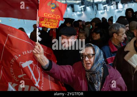 San Pietroburgo, Russia. 7 novembre 2024. I sostenitori del Partito Comunista cantano canzoni sovietiche e si riuniscono vicino all'incrociatore Aurora, uno dei simboli principali della Rivoluzione d'ottobre, per commemorare il 107° anniversario della Rivoluzione d'ottobre a San Pietroburgo. (Credit Image: © Andrei Bok/SOPA Images via ZUMA Press Wire) SOLO PER USO EDITORIALE! Non per USO commerciale! Foto Stock