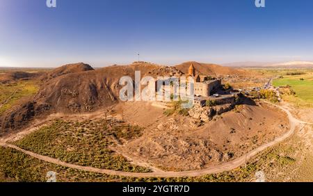 Vista aerea del monastero armeno Khor Virap contro il monte Ararat durante il sole dell'estate. Antica chiesa destinazioni turistiche più popolari durante su Foto Stock