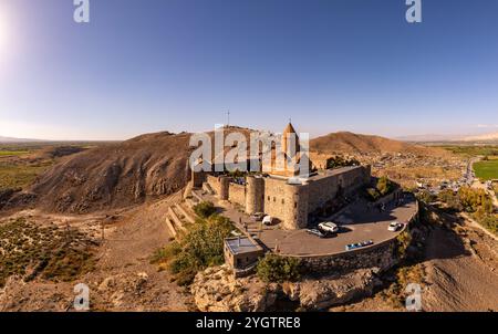 Vista aerea del monastero armeno Khor Virap contro il monte Ararat durante il sole dell'estate. Antica chiesa destinazioni turistiche più popolari durante su Foto Stock