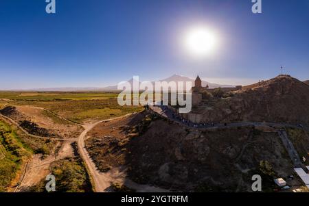 Vista aerea del monastero armeno Khor Virap contro il monte Ararat durante il sole dell'estate. Antica chiesa destinazioni turistiche più popolari durante su Foto Stock