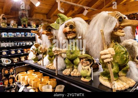 Negozio di souvenir e articoli da regalo a Geiranger, Norvegia occidentale, che vende piccoli troll come souvenir, un troll è un essere del folklore nordico Foto Stock