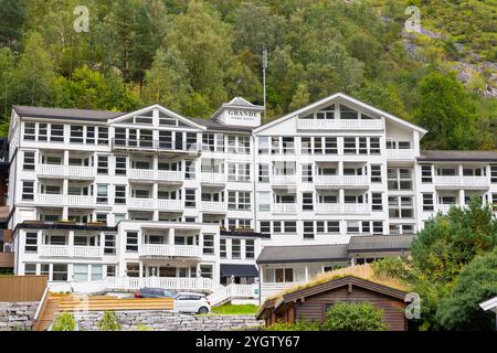 Grande Fjorde Hotel a Geiranger, situato sulla riva del Geirangerfjord, offre viste spettacolari lungo il fiordo patrimonio mondiale dell'unesco Foto Stock