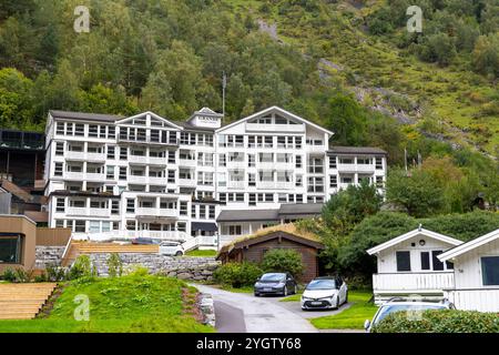 Grande Fjorde Hotel a Geiranger, situato sulla riva del Geirangerfjord, offre viste spettacolari lungo il fiordo patrimonio mondiale dell'unesco Foto Stock