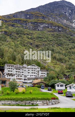 Grande Fjorde Hotel a Geiranger, situato sulla riva del Geirangerfjord, offre viste spettacolari lungo il fiordo patrimonio mondiale dell'unesco Foto Stock