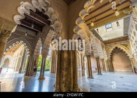 Saragozza, Spagna - 23 luglio 2024: Palazzo Palacio de la Aljaferia. Sale moresche-Taifa lato nord con archi multilaminari con pilastri in alabastro. Per Foto Stock