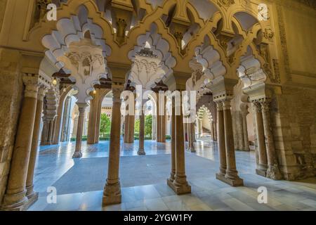 Saragozza, Spagna - 23 luglio 2024: Palazzo Palacio de la Aljaferia. Sale moresche-Taifa lato nord con archi multilaminari con pilastri in alabastro. Per Foto Stock