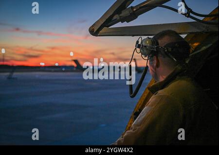 Un operatore di braccio KC-135 Stratotanker con il 132nd Air Refueling Squadron, 101st Air Refueling Wing, Maine Air National Guard, si prepara per una porta da chiudere su un KC-135 Stratotanker presso Joint base McGuire-Dix-Lakehurst, 28 ottobre 2024. Il Maine ANG ha fornito trasporto aereo alla base aerea di Ramstein, in Germania, per un'esercitazione condotta dai membri del PAANG della 111a ATKW. (Foto della Guardia Nazionale aerea della Pennsylvania del Senior Airman Charles Casner) Foto Stock