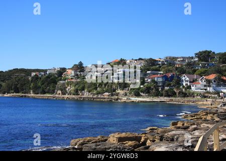 Passeggiata lungo la costa da Shelly Beach a Manly Beach, Sydney Australia, case costose vicino alla spiaggia di Manly Beach Foto Stock