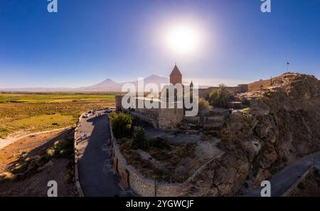 Vista aerea del monastero armeno Khor Virap contro il monte Ararat durante il sole dell'estate. Antica chiesa destinazioni turistiche più popolari durante Foto Stock