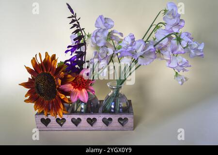 Composizione floreale estiva su sfondo giallo chiaro, primo piano Foto Stock