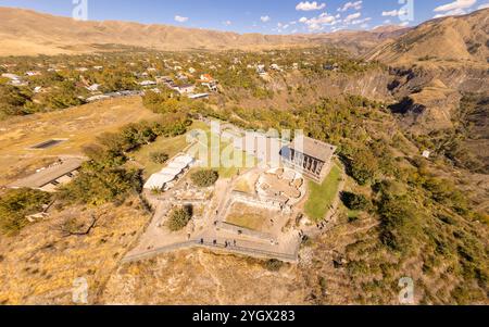 Vista aerea del famoso tempio pagano di Garni con colonnato ionico. Storico edificio di stile Greco situato sulla gola. Costruito nel i secolo d.C. dall'armeno k Foto Stock