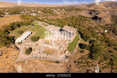 Vista aerea del famoso tempio pagano di Garni con colonnato ionico. Storico edificio di stile Greco situato sulla gola. Costruito nel i secolo d.C. dall'armeno k Foto Stock