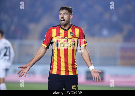 Lecce, Italia. 8 novembre 2024. Santiago Pierotti di US Lecce gesta durante la partita di serie A tra US Lecce e Empoli FC allo stadio Ettore Giardiniero - via del Mare a Lecce (Italia), 8 novembre 2024. Crediti: Insidefoto di andrea staccioli/Alamy Live News Foto Stock