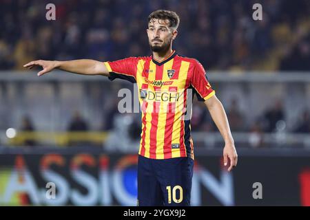 Lecce, Italia. 8 novembre 2024. Rémi Oudin di US Lecce gesta durante la partita di serie A tra US Lecce e Empoli FC allo stadio Ettore Giardiniero - via del Mare a Lecce (Italia), 8 novembre 2024. Crediti: Insidefoto di andrea staccioli/Alamy Live News Foto Stock