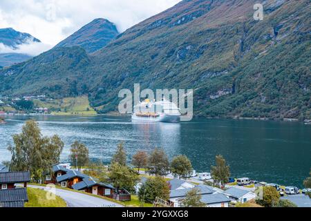 La nave da crociera Costa Diadema parte dal porto di Geiranger e viaggia lungo il Geirangerfjord, patrimonio dell'umanità dell'unesco, verso le acque aperte, Norvegia occidentale, 2024 Foto Stock