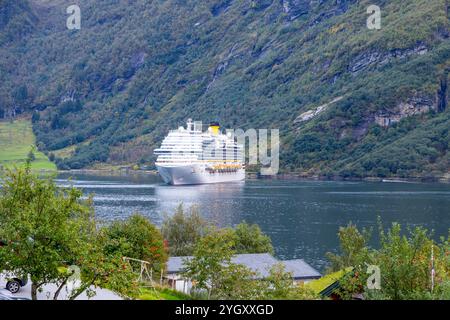 La nave da crociera Costa Diadema parte dal porto di Geiranger e viaggia lungo il Geirangerfjord, patrimonio dell'umanità dell'unesco, verso le acque aperte, il fiordo norvegese Foto Stock