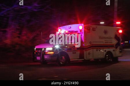 Un'ambulanza del Maimonides Medical Center si precipita sulla scena dell'incendio dell'8 novembre 2024 a Prospect Park, Brooklyn, New York, Stati Uniti Foto Stock