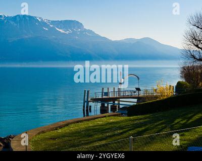 Vista sulla strada del villaggio di Rivaz e sul lago di Ginevra, Svizzera. Foto Stock